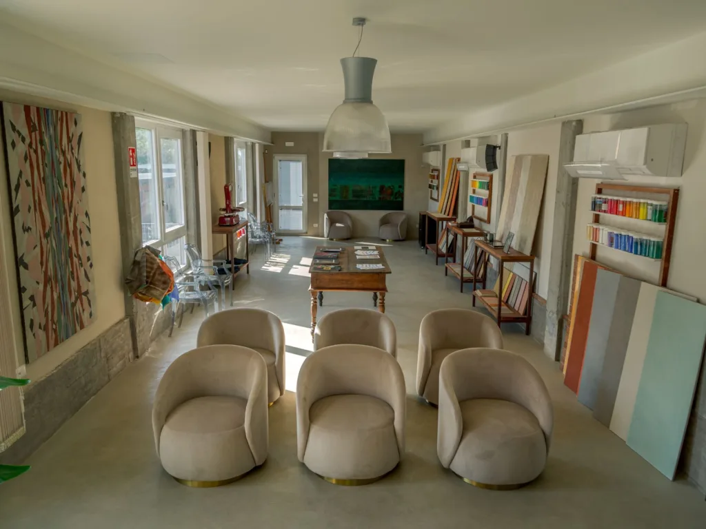 Stanza showroom con poltrone e quadri