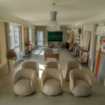 Stanza showroom con poltrone e quadri