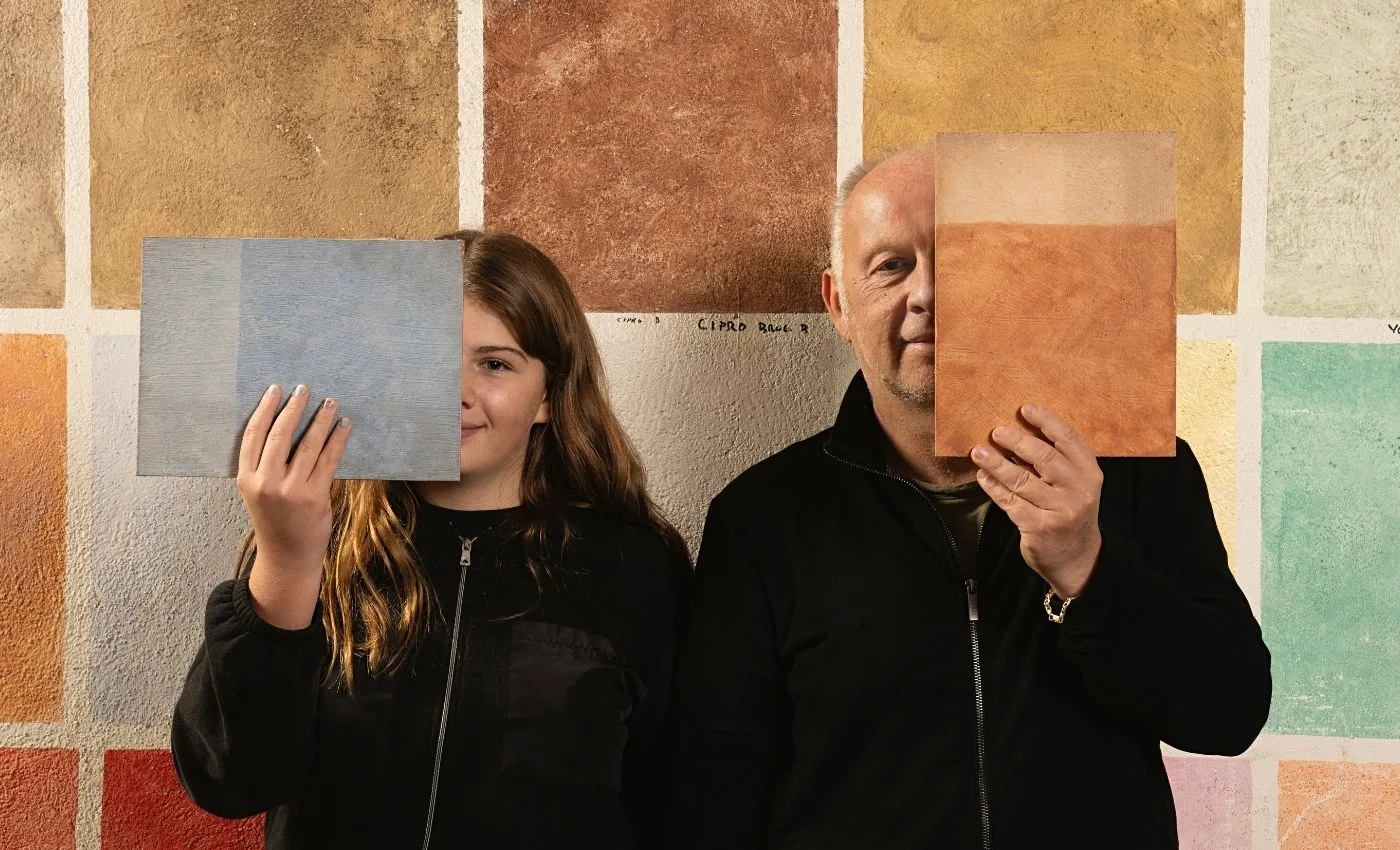 Ragazza e uomo che tengono dei campioni di colore in mano