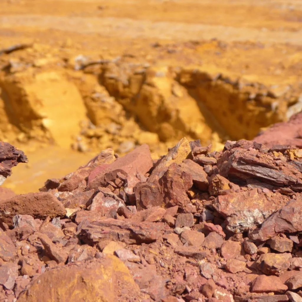 Estratti di terra rossa da una cava