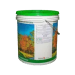 Secchio di vernice bianca con etichetta e coperchio verde.