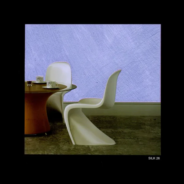 Sedia moderna bianca in stile futuristico in un ambiente elegante.