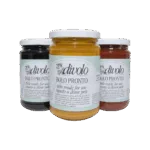 Tre barattoli di crema dolci colorate per decorazioni e farciture.