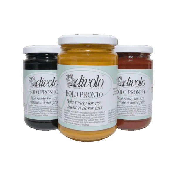 Tre barattoli di crema dolci colorate per decorazioni e farciture.